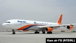 یک طیاره شرکت هوایی کام ایر در میدان هوایی بین‌المللی حامد کرزی.