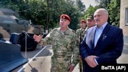 Belarus prezidenti Aleksandr Lukashenko Ichki ishlar vazirligi maxsus qo‘shini tasarrufidagi harbiy texnikani ko‘zdan kechirmoqda. Minsk, 2020, 28 iyul