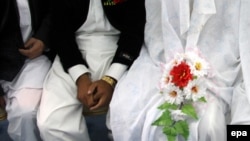 در اثر فقر و ناداری برخی از خانواده ها مجبور شده اند دختران خود را در سن کم به عقد نکاح در بیاورند