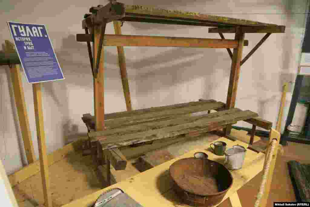Выставка &quot;ГУЛАГ: история, труд и быт&quot;. Нары и предметы быта из колымских лагерей.
