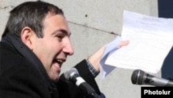 Никол Пашинян выступает на митинге оппозиции, февраль 2008 г.  