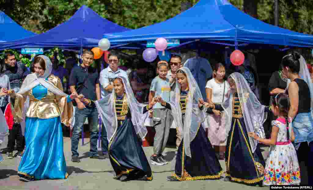 Баш калаанын эс алуу бактарында ар түрдүү майрамдык иш-чаралар өтүүдө.&nbsp;