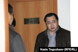 Активист Ермек Нарымбаев, обвиняемый в «разжигании розни», в Алмалинском районной суде Алматы. 9 декабря 2015 года