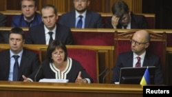 Міністр фінансів Наталія Яресько (ліворуч) та прем’єр-міністр Арсеній Яценюк під час засідання Верховної Ради. 17 вересня 2015 року