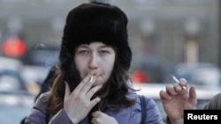 Sankt-Peterburgyň bir köçesinde çilim çekip duran adamlar. 24-nji ýanwar, 2013 ý.