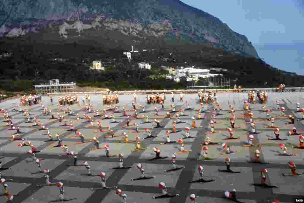 1977-жыл. Лагердеги спорттук иш-чара. Идеологиялык ораторлордун, мисалы, немис коммунисти Клара Цеткиндин жалындуу сөздөрүн угуудан тышкары балдар спорттук, театралдык иш-чараларга тартылып, алар үчүн жөө экскурсиялар уюштурулчу.