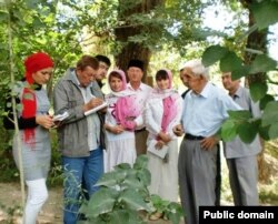 Колҗа шәһәрендәге татар зираты. 2010 елда "Тукай эзләре буйлап" оештырылган экспедиция Колҗада. Тукай фонды җитәкчесе Риман Гыйлемханов бу экспедициягә җитәкчелек итте