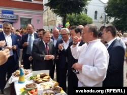 Старшыня Магілёўскага гарвыканкаму ля ўкраінскага стала. П’е таматны сок