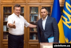 Президент України у 2010-2014 роках Віктор Янукович (ліворуч) та заступник Глави Адміністрації Президента Андрій Портнов, 2 серпня 2010 року