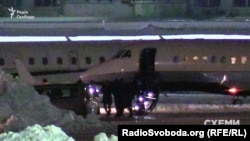 Віктор Медведчук у компанії невідомих виходить з літака