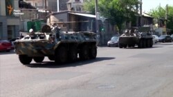 Вірменська поліція заблокувала відділок із нападниками бронемашинами (відео)