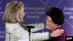 ABŞ-nyň Döwlet sekretary Hillary Klinton (çepde) Gyrgyzystanyň prezidenti Roza Otunbaýyewa bilen Döwlet departamentinde, Waşington, 8-nji mart 2011-nji ýyl.