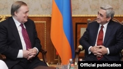Armenian President Serzh Sarkisian (right) meets with PACE co-rapporteur John Prescott in Yerevan on January 17.