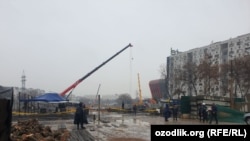 "O‘zbekiston temir yo‘llari" tarkibiga kiruvchi tizimlarning qurilishga aloqasi yo‘q ishchi-xizmatchilari o‘zlarining metro qurilishida majburan ishlatilgani haqida Ozodlikka ko‘p marta murojaat qilgan.