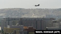 Америкалык тик учак Кабулдагы АКШнын элчилигинин үстүнөн учуп жүрөт,  15-август, 2021-жыл.