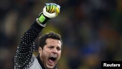 Вратарь сборной Бразилии Жулио Сезар радуется победе своей команды