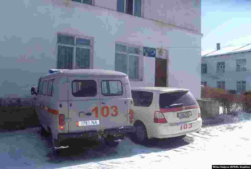 Нарын шаардык тез жардам бөлүмүнүн башчысы Зина Мукашованын айтымында, чакырган жерге 2 саатка чейин кечигип барган учурлар болот. Мындайда бейтаптар нааразы болуп, дарыгерлерге кол көтөргөн фактылар да жок эмес.&nbsp;