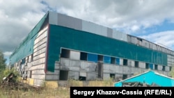 Остатки общежития на территории 202-го куста на Приобском месторождении.