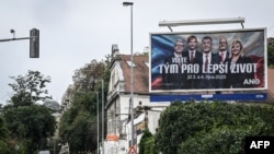 Передвиборчий білборд із зображенням мільярдера, колишнього прем’єр-міністра Андрея Бабіша (в центрі) й інших лідерів партії ANO, 26 вересня 2025 року, Прага, Чехія