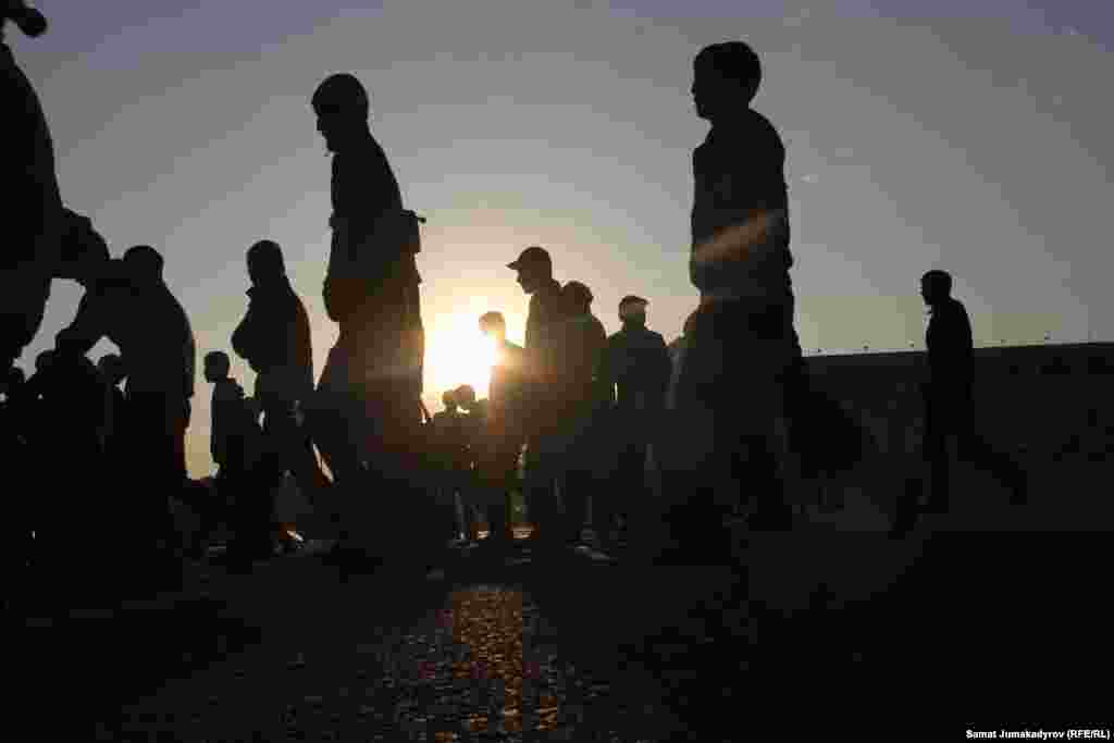 Мусулмандык парзды аткарууга шашкандар. Бишкек шаары.