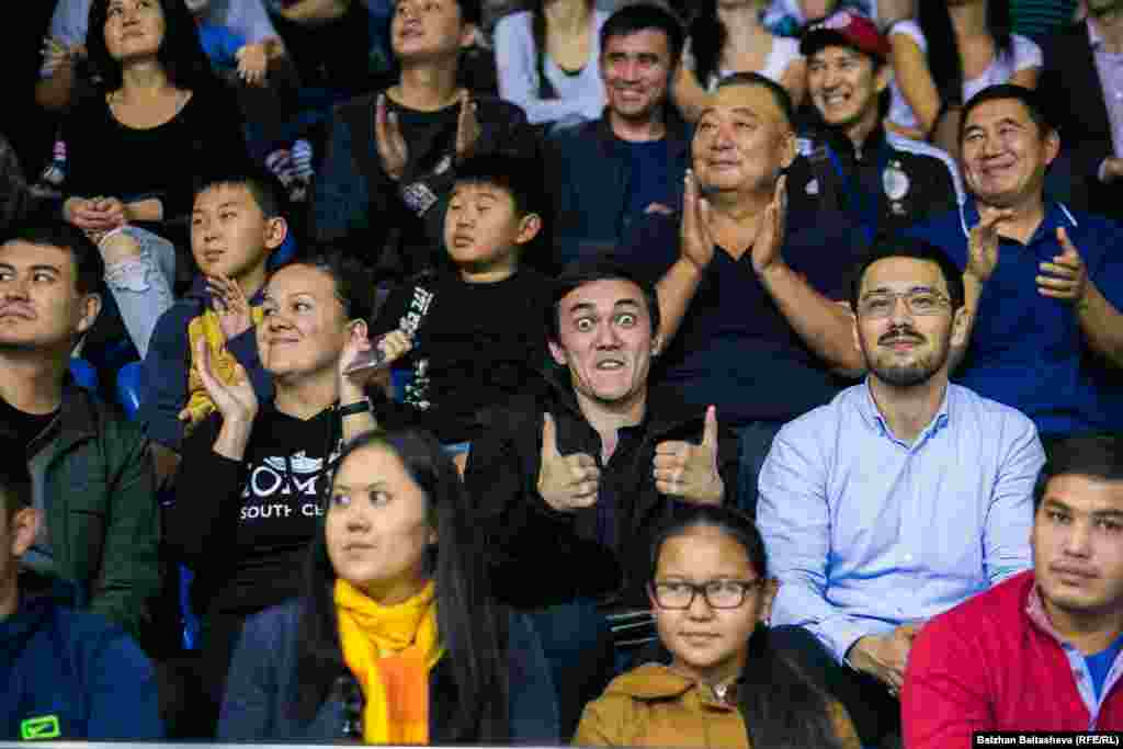 Понаблюдать за игрой пришло около полутора тысяч человек. Среди зрителей были замечены президент Федерации футбола Казахстана Ерлан Кожагапанов и аким Алматы Бауыржан Байбек.