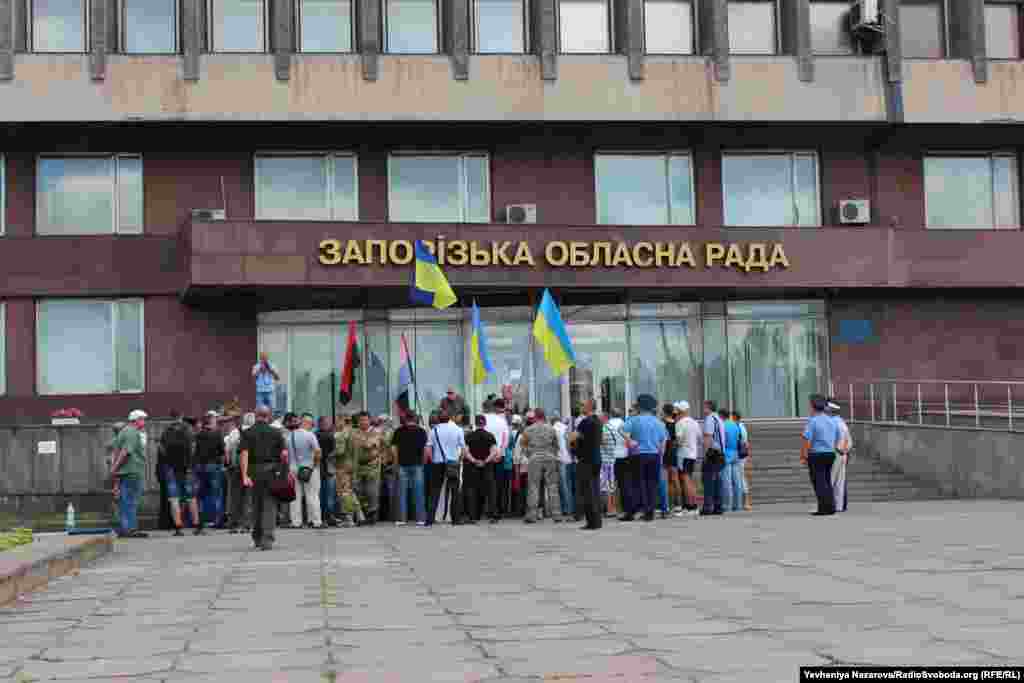 О 10-й годині 12 липня активісти провели мітинг під стінами облдержадміністрації, на якому виступили представники місцевої організації &laquo;Правого сектору&raquo; та &laquo;Жіночої сотні&raquo; Запоріжжя.