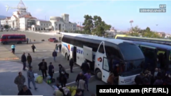 Айрым армяндар Еревандан кайра Тоолуу Карабактын жикчил бөлүгүнө кайтууда. 2020-жылдын 12-декабры.