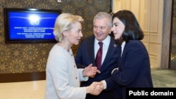 Европа Комиссияси президенти Урсула фон дер Ляйен президент Шавкат Мирзиёев ва унинг қизи ҳамда ёрдамчиси Саида Мирзиёева билан. Самарқанд, 4 апрель, 2025 йил. 