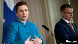 Прем’єр-міністерка Данії Метте Фредеріксен (ліворуч) і прем’єр-міністр Фінляндії Петтері Орпо проводять спільну прес-конференцію з іншими прем’єр-міністрами країн Північної Європи і канцлером Німеччини Олафом Шольцем в Стокгольмі, Швеція, 13 травня 2024 року