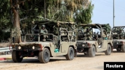 Ysraýyl esgerleri harby ulaglarda Ysraýylyň günortasyndaky Gaza bilen serhedinden geçýärler. 10-njy oktýabr, 2023 ý.