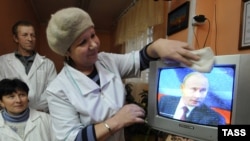 Премьер-министр Путиндин суроолорго жооп берүүсүн көрүп жаткан жардандар. Ленинград дубаны.3-декабрь, 2009-жыл.