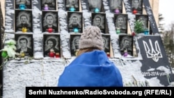 Імпровізований меморіал на вулиці Інститутській у Києві, де було масово розстріляно беззбройних учасників Революції гідності. 