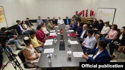 "Ата Мекен" жана "Реформа" партияларынын меморандумга кол коюу учуру. Бишкек. 11-сентябрь, 2021-жыл.