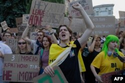 Протестувальники вигукують гасла та тримають плакати під час демонстрації проти закону, який позбавляє незалежності антикорупційних органів НАБУ та САП. Київ, 24 липня 2025 року