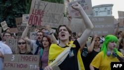 Протестующие выкрикивают лозунги и держат плакаты во время демонстрации против закона, лишающего независимости антикоррупционных органов НАБУ и САП. Киев, 24 июля 2025 года