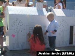 Переселенцы вышли на майдан Независимости в День защиты детей, чтобы защитить свое право на жилье. Киев, 1 июня 2018 года