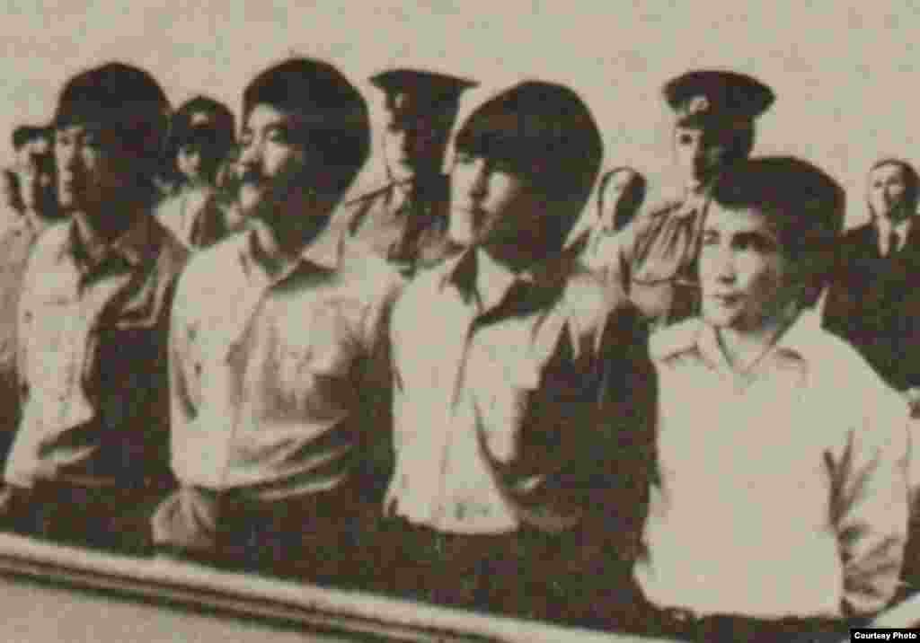 Алматыдагы Желтоксон окуяларына катышкан активист жаштар сот алдында. 16-июнь 1986-жыл. - Активисты Декабрьских событий в Алматы - E. Копесбаев, T. Ташенов, K. Рыскулбеков, K. Кузембаев - на скамье подсудимых. Алматы, 16 июня 1987 года. Фото Юрия Беккера.