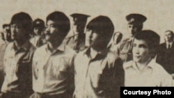Участники Декабрьских событий 1986 года слушают свой приговор. Слева направо: Тугельбай Ташенов, Жамбыл Тайжумаев, Кайрат Рыскулбеков и Каиргельды Кузембаев. Алматы, 16 июня 1987 года.  
