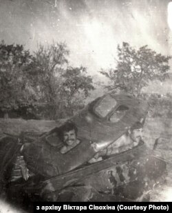 Афіцэры фатаграфуюцца ў «сплюшчаным» выбухам аўтамабілі