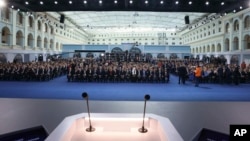 Иш чарага депутаттардан тышкары кремлчил коомчулуктун өкүлдөрү катышууда. 21-февраль, 2023-жыл. 