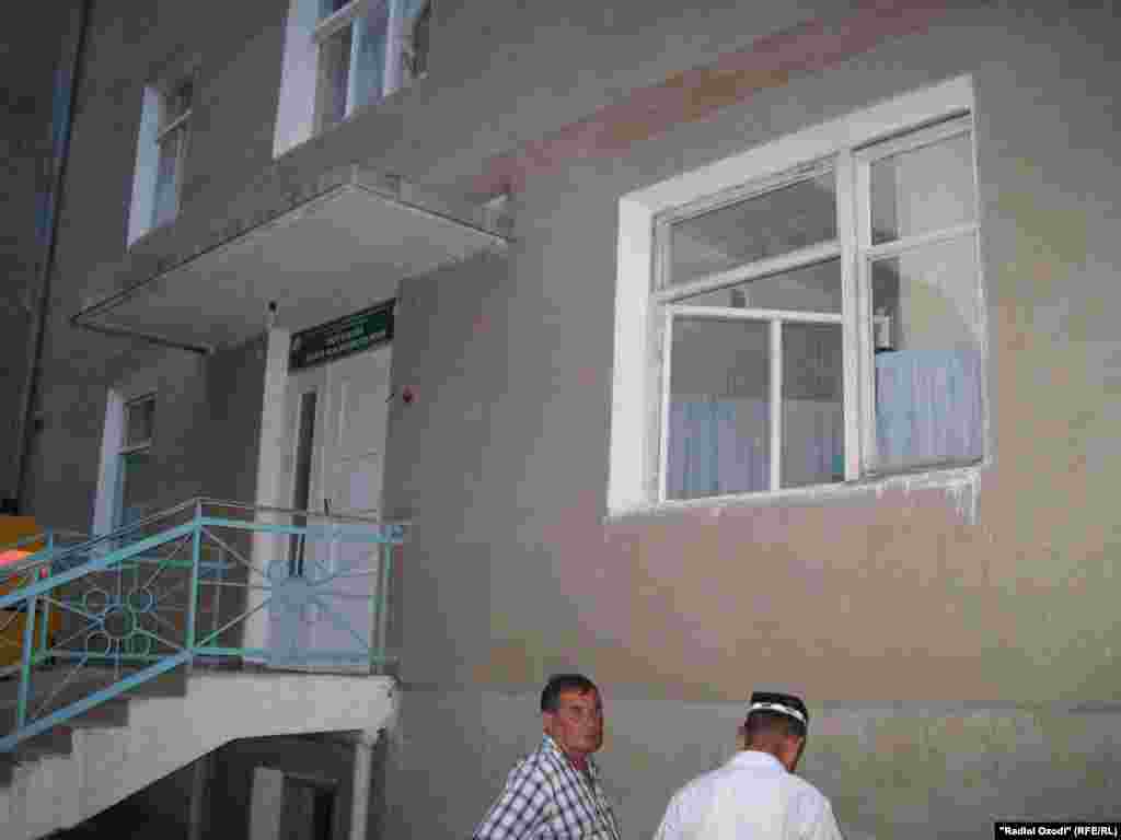 Беморхонаи марказии шаҳри Исфара баъд аз тирпаронии рӯзи 10-уми июл дар деҳаи Ворух.