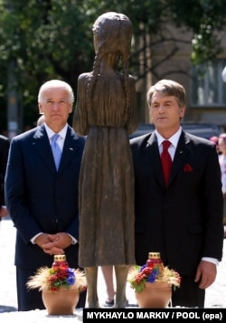 Архівне фото. Тодішній віцепрезидент США Джо Байден (ліворуч) і третій президент України Віктор Ющенко під час вшанування жертв Голодомору-геноциду в Україні 1932–33 років. Київ, 20 липня 2009 року