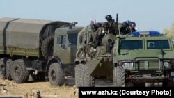 Сотрудники спецназа на бронетехнике на выполнении спецоперации. Атырау, сентябрь 2012 года. 