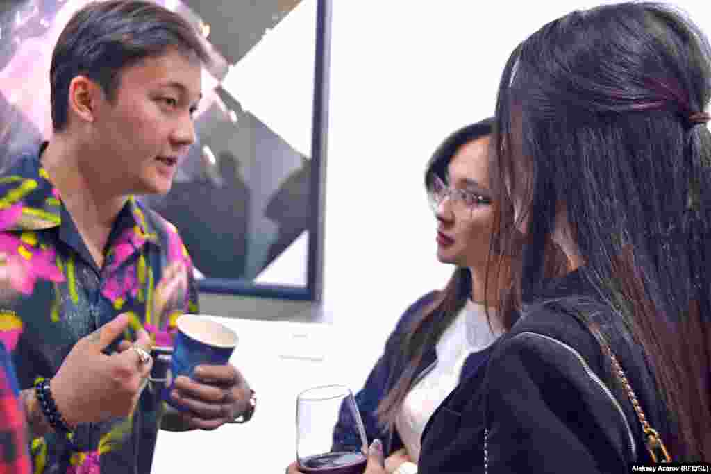 Бахтияр Беркин (на фото он что-то говорит посетителям выставки) в Лондоне живет немного меньше &ndash; шесть или семь лет. Туда он поехал, отучившись в Алматы в KIMEP, чтобы получить еще одно образование, но уже в сфере искусства, а не экономики. Он поступил в Лондонский университет искусств (UAL). После получения степени бакалавра продолжил там же обучение в магистратуре. В пятилетнем возрасте он с родителями уехал в Чикаго (США) и вернулся с ними в Казахстан через пять лет.