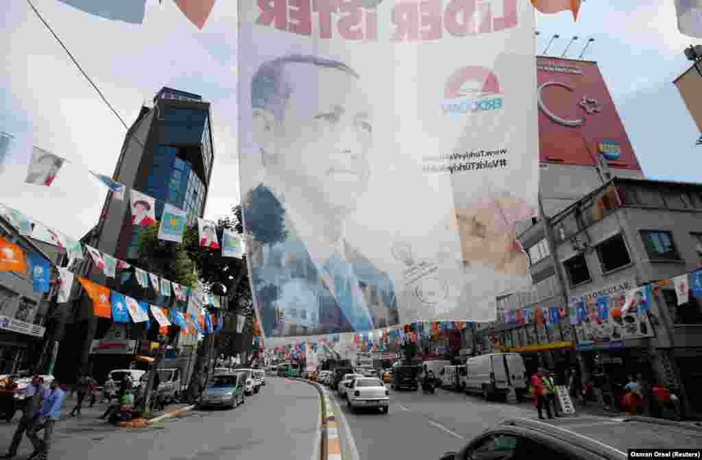 Агитационный баннер Эрдогана на одной из улиц Стамбула.