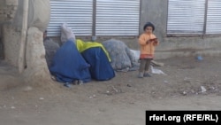 زنانی که به اعتیاد رو آورده‌اند، حکایت‌های تلخی از زنده‌گی خود در افغانستان دارند و از وضعیت بدشان می‌گویند.