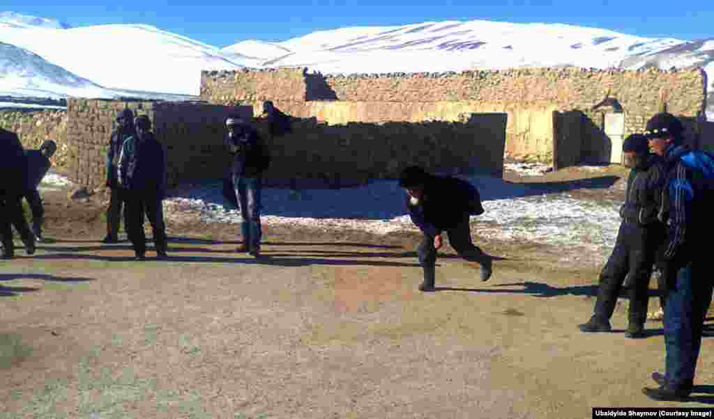 Сүрөттө Абдылаат аксакал ашык атып жаткан чак. Мургабда ашык ордо тойлордо ойнолот, той ээси сөзсүз байгеге топоз же эчки коет. Ал эми майдараак майрамдарда, же өз арасында достор торт сайып деле ойной беришет.