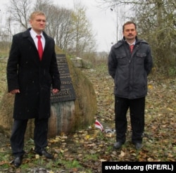 Апошняя субота кастрычніка: тут, у Якушоўцы, каля падмуркаў сядзібы Каліноўскіх сустрэліся два вядомыя дэмакратычныя актывісты (зьлева направа) Сяргей Каваленка зь Віцебску і Алесь Мех з Кобрыня.