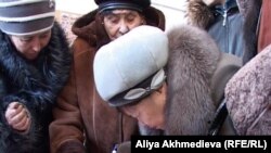 Вкладчики фонда «Жана даур» подписываются под жалобой в правоохранительные органы. Талдыкорган, 21 января 2011 года.