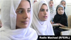 شماری از دانش آموزان دختر در ولایت لوگر